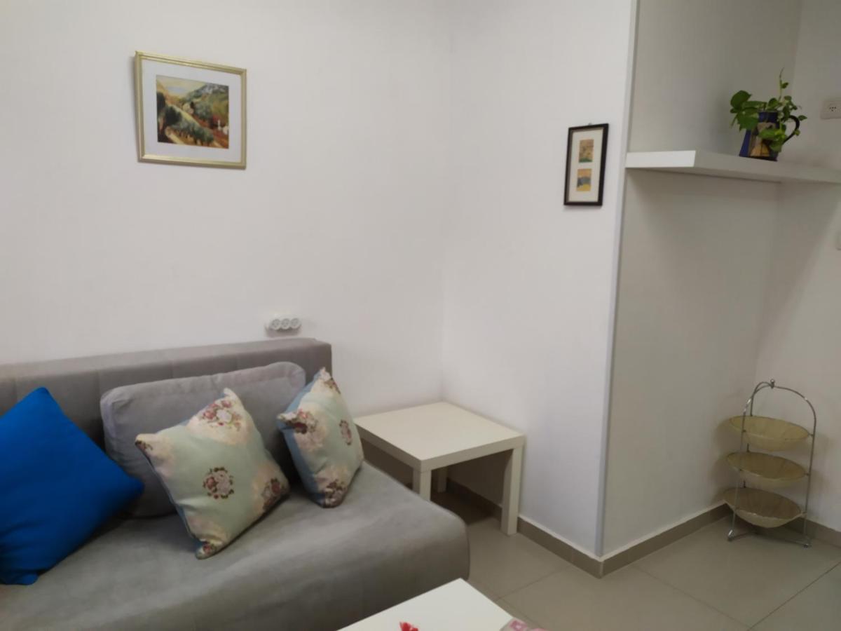 Apartment Nelly's Housing Unit *
